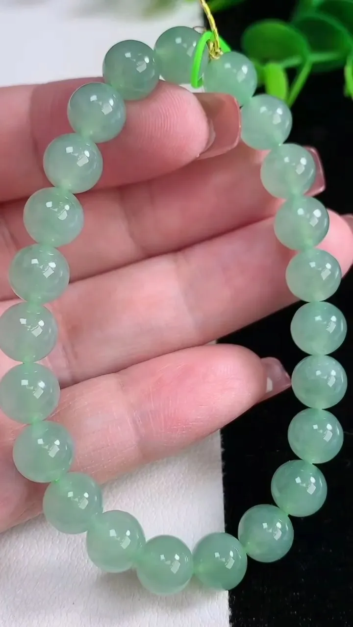 天然A货翡翠圆珠手串，尺寸8-23颗，重量:20.94g12月16日
工厂直销收藏佳品,种好水足，色泽均匀，有种有色，上手高大气！