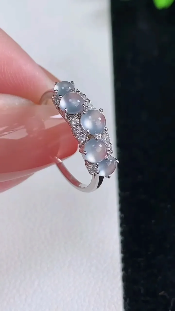 天然A货翡翠种冰种白冰蛋面戒指，尺寸16.8-3.8-5，重量:2.06g2025年12月16日
工厂直销收藏佳品,种好水足，色泽均匀，有种有色，上手高大气！