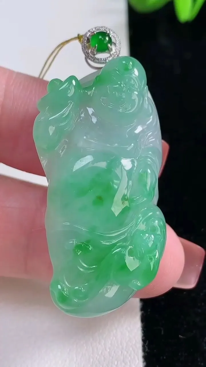 天然A货翡翠逍遥佛吊坠，尺寸42.6-20.5-10，重量:18.50g
12月16日