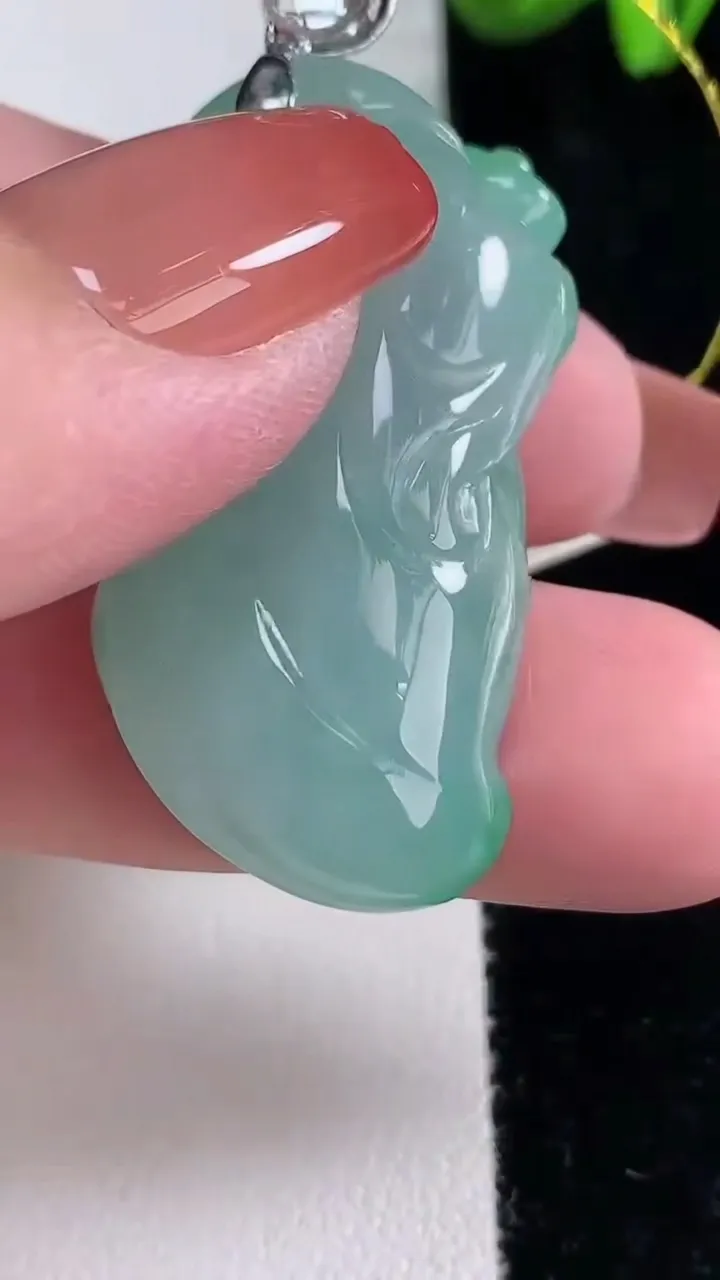 天然A货翡翠逍遥佛吊坠，尺寸42.6-20.5-10，重量:18.50g
12月16日