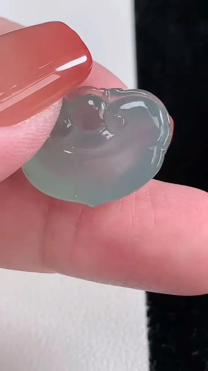 天然A货翡翠如意头吊坠，尺寸22-16.3-8.2，重量:4.81g
12月16日