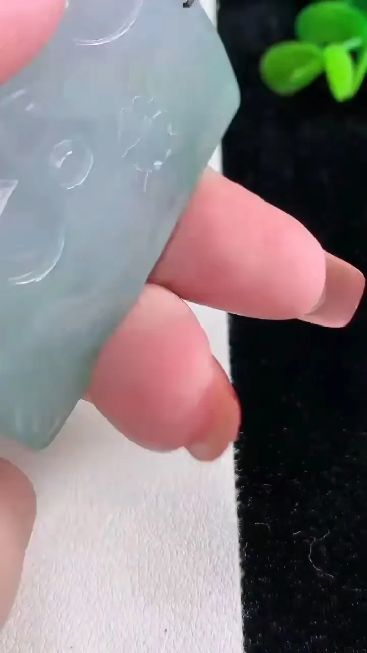 天然A货翡翠一念之间吊坠，尺寸56.5-38.6-5.2，重量:29.06g
12月16日