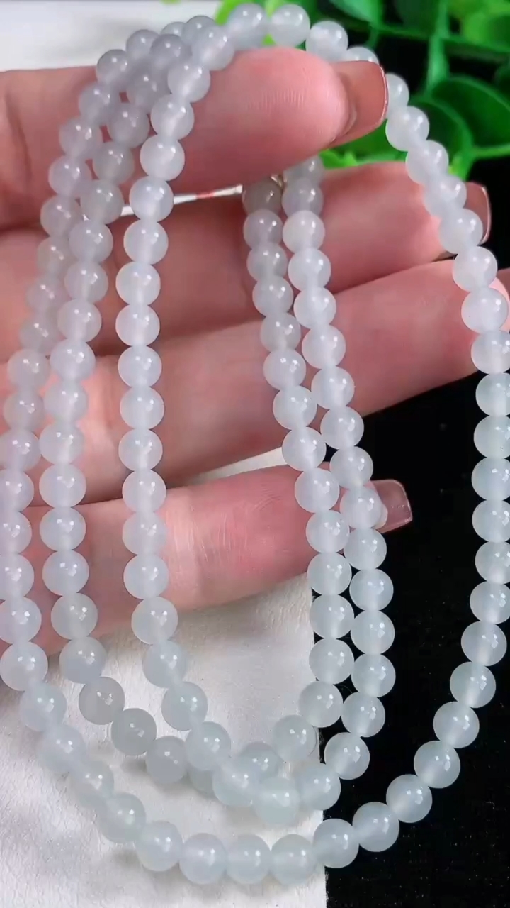 天然A货翡翠圆珠项链，尺寸5-130颗，重量:30.00g
12月16日