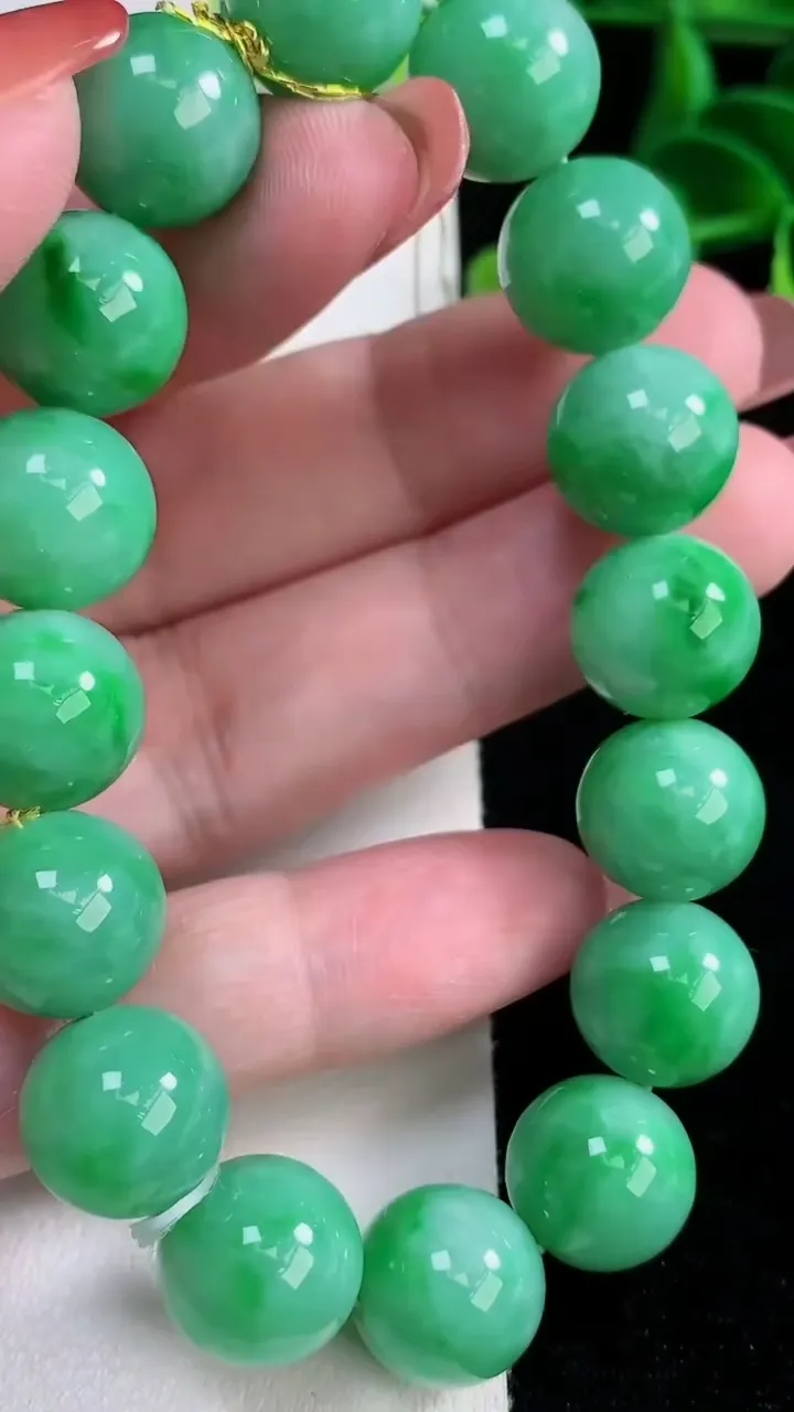 天然A货翡翠圆珠手串，尺寸12.5-16颗，重量:55.02g12月16日
工厂直销收藏佳品,种好水足，色泽均匀，有种有色，上手高大气！