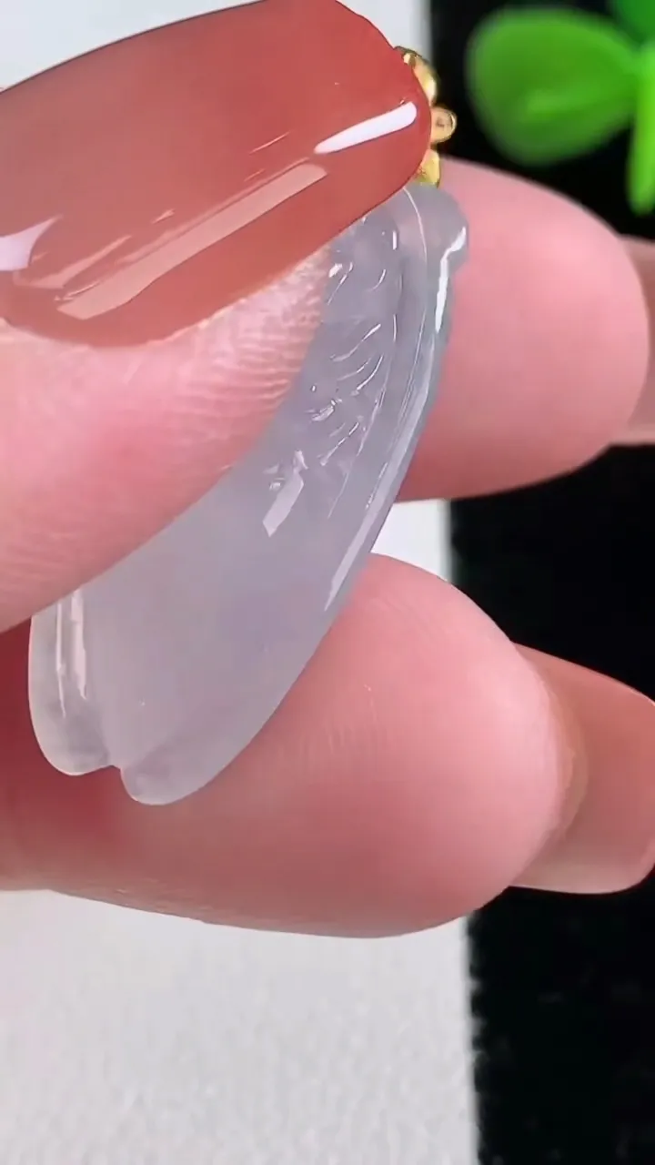 天然A货翡翠种白冰一鸣惊人吊坠，尺寸28.2-13-7.3，重量:4.52g
12月16日