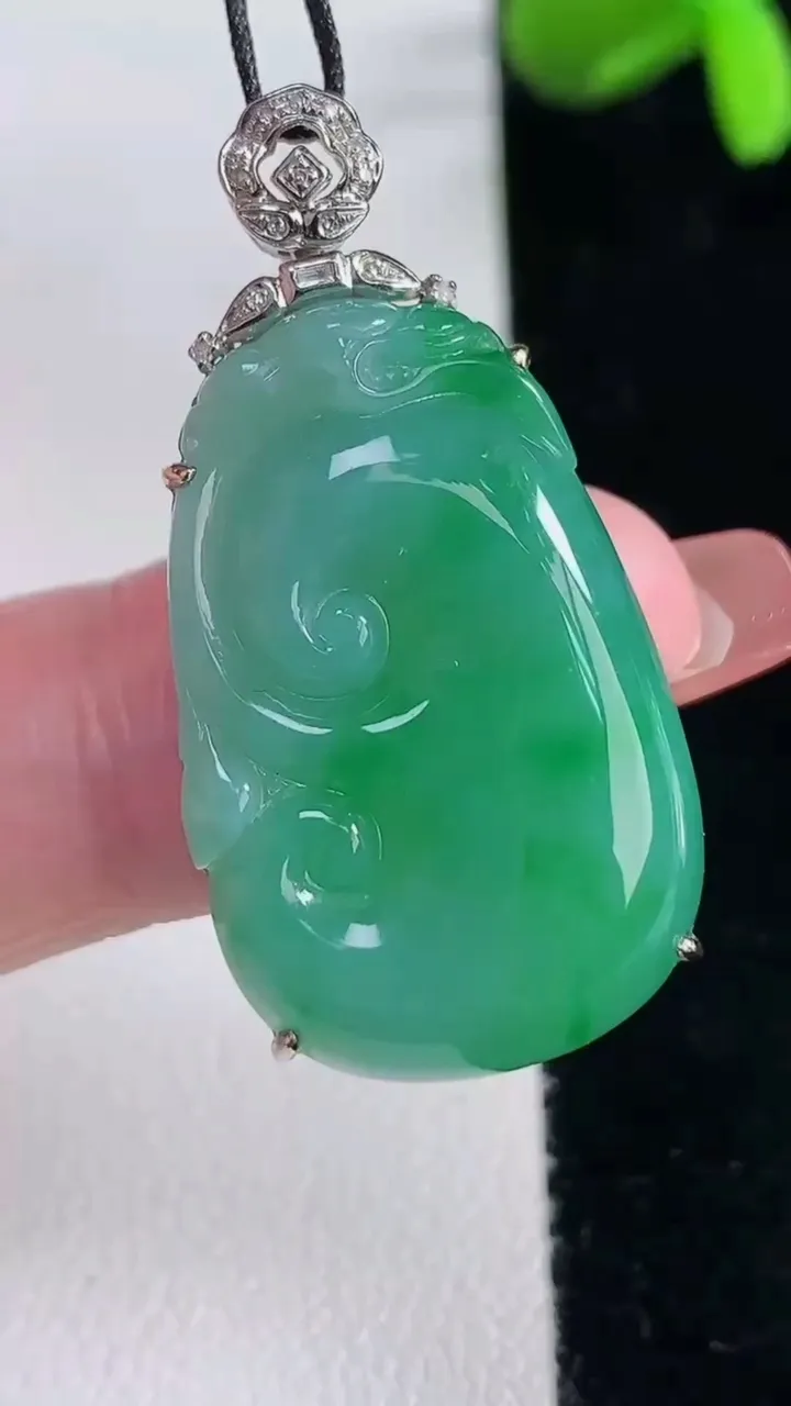 天然A货翡翠如意吊坠，尺寸36-28.6-18.4-6.7，重量:7.37g
12月16日