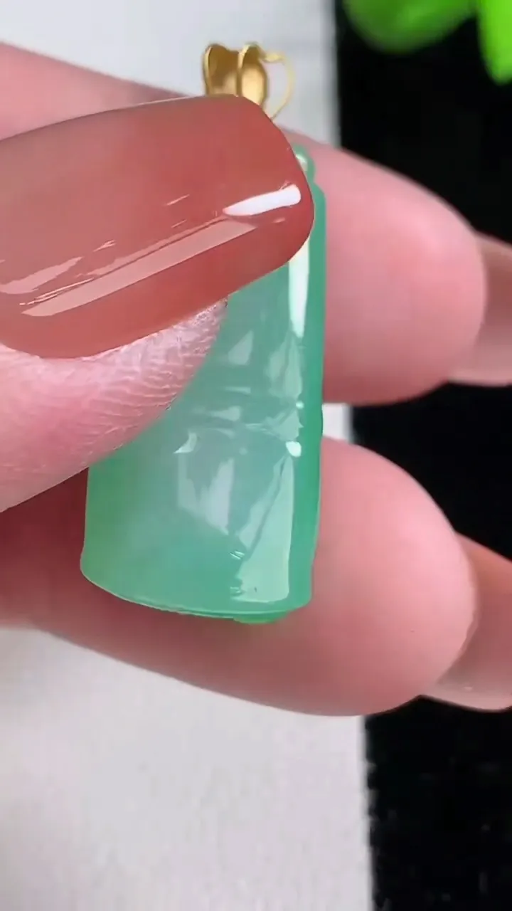 天然A货翡翠节节高升 竹节吊坠，尺寸26.2-12-7.8，重量:5.59g
12月16日