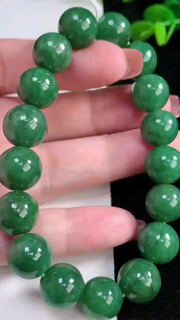 天然A货翡翠圆珠手串，尺寸12.8-17颗，重量:56.17g12月16日
工厂直销收藏佳品,种好水