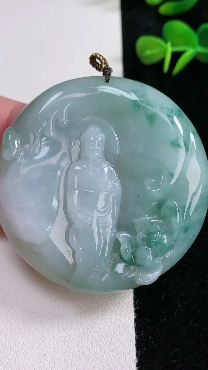 天然A货翡翠飘花阿弥陀佛吊坠，尺寸52.8-5.7，重量:52.99g
12月16日