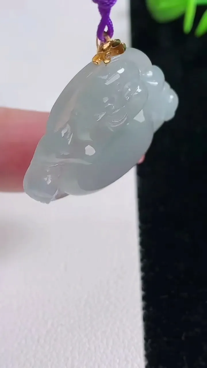 天然A货翡翠种白冰佛公吊坠，尺寸28.2-31.2-5.4，重量:7.90g
12月16日
