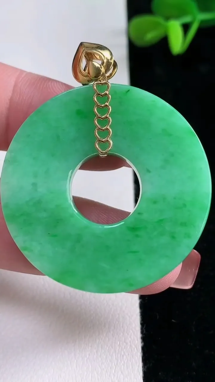 天然A货翡翠平安扣吊坠，尺寸38.2-6.4，重量:23.40g
12月16日