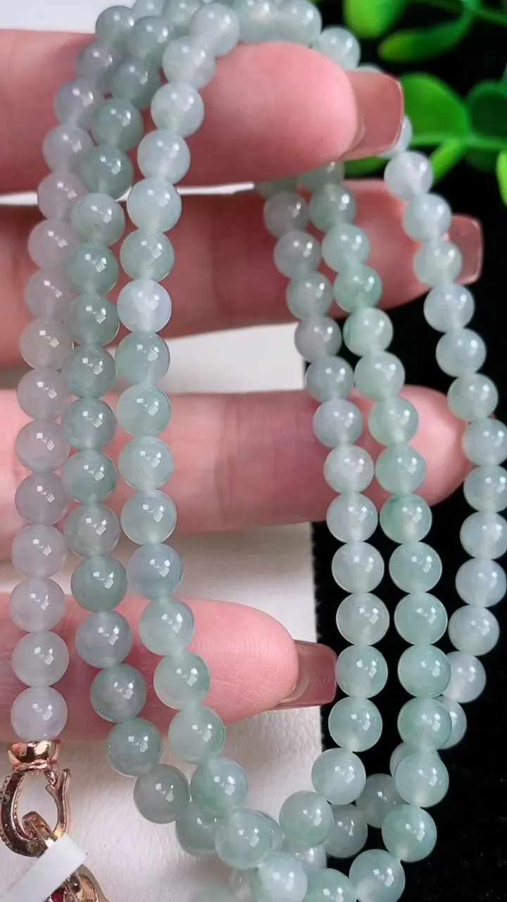 天然A货翡翠冰种飘花圆珠项链，尺寸5.3-118颗，重量:33.90g
12月16日