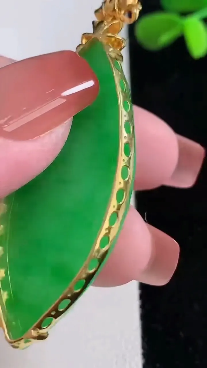 天然A货翡翠随形吊坠，尺寸59.3-48-22-8，重量:14.56g
12月16日