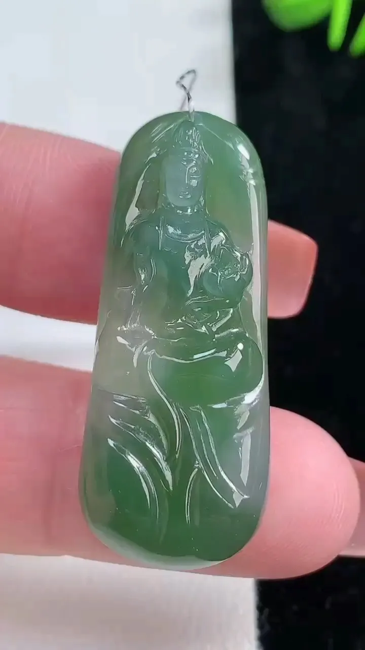 天然A货翡翠大势至菩萨吊坠，尺寸39.2-16.3-6.7，重量:10.00g
12月16日