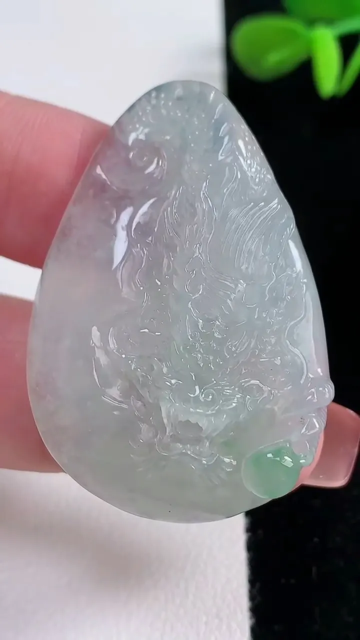 天然A货翡翠龙牌吊坠，尺寸42.6-29-8.6，重量:15.18g
12月16日