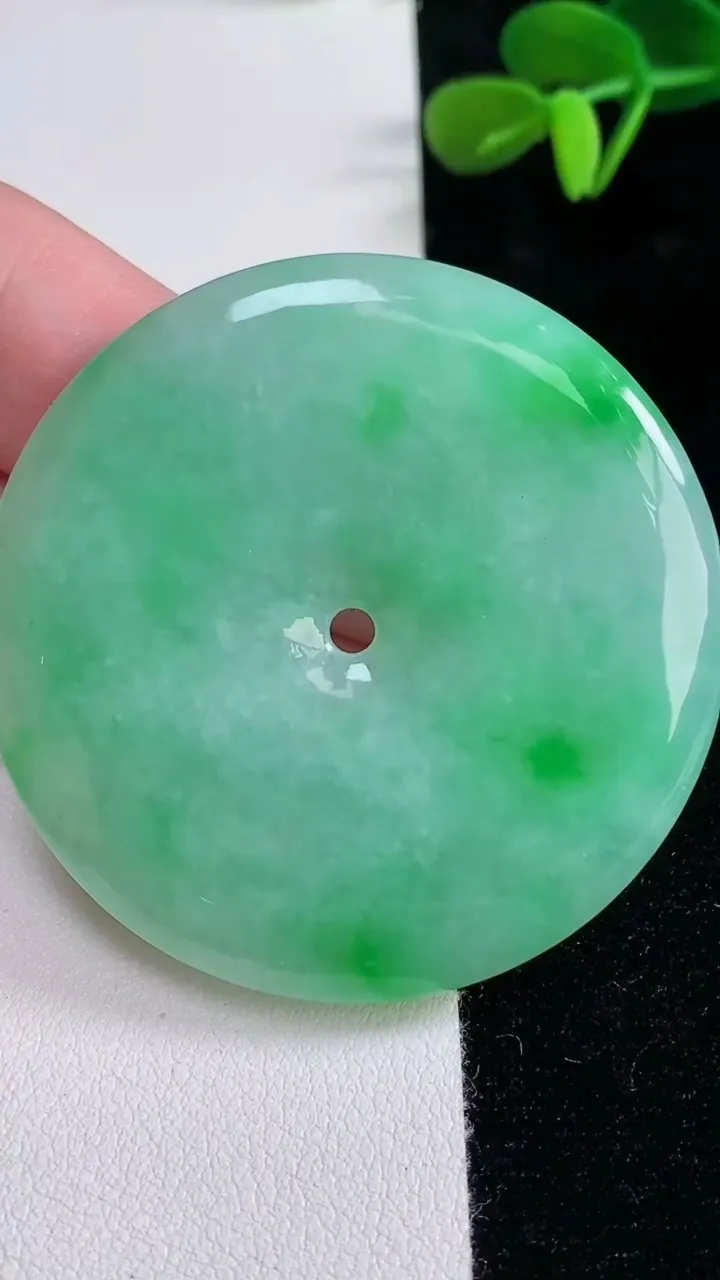 天然A货翡翠平安扣吊坠，尺寸52-5.7，重量:35.82g
12月16日