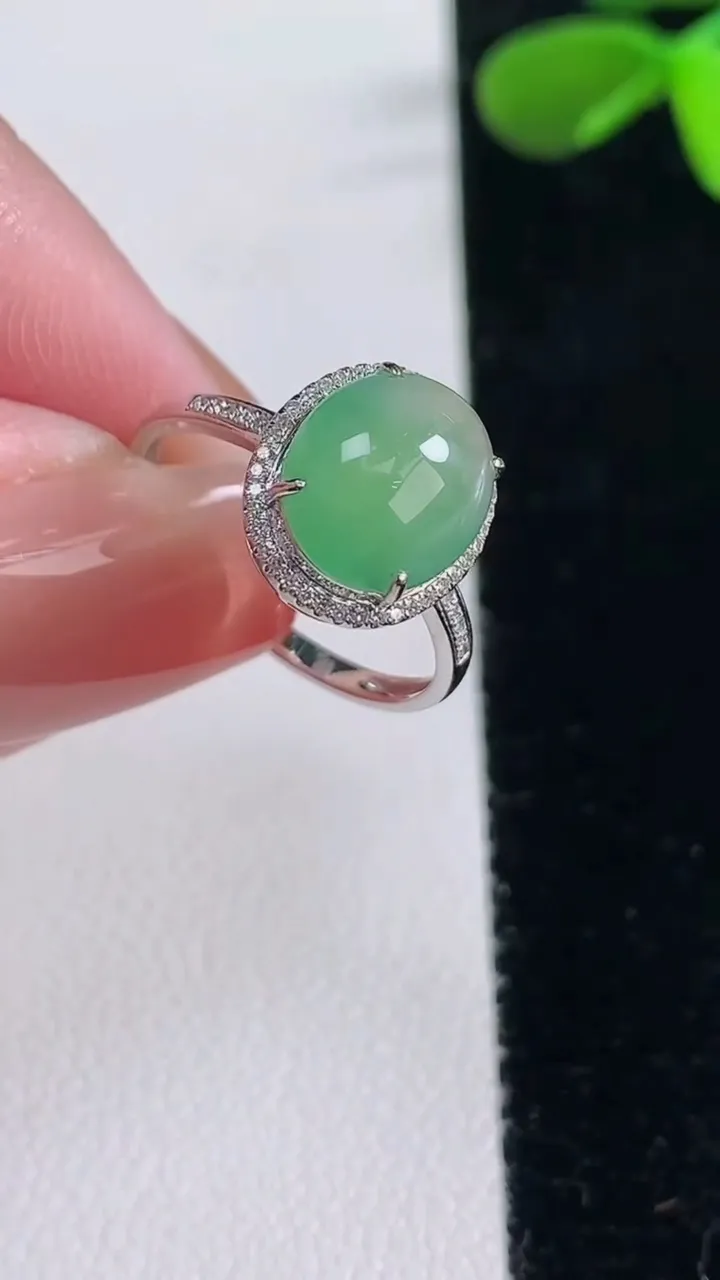 天然A货翡翠蛋面戒指，尺寸16.5-9.6-8-6.3，重量:1.91g2025年12月16日
工厂直销收藏佳品,种好水足，色泽均匀，有种有色，上手高大气！