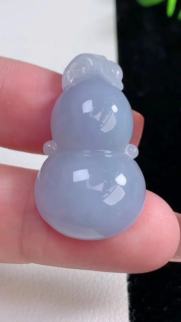 天然A货翡翠紫罗兰葫芦吊坠，尺寸34-19.4-7.6，重量:8.19g
12月16日