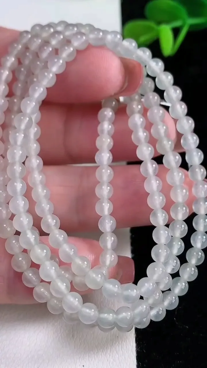 天然A货翡翠种白冰小米珠项链，尺寸4-160颗，重量:20.50g12月16日
工厂直销收藏佳品,种好水足，色泽均匀，有种有色，上手高大气！