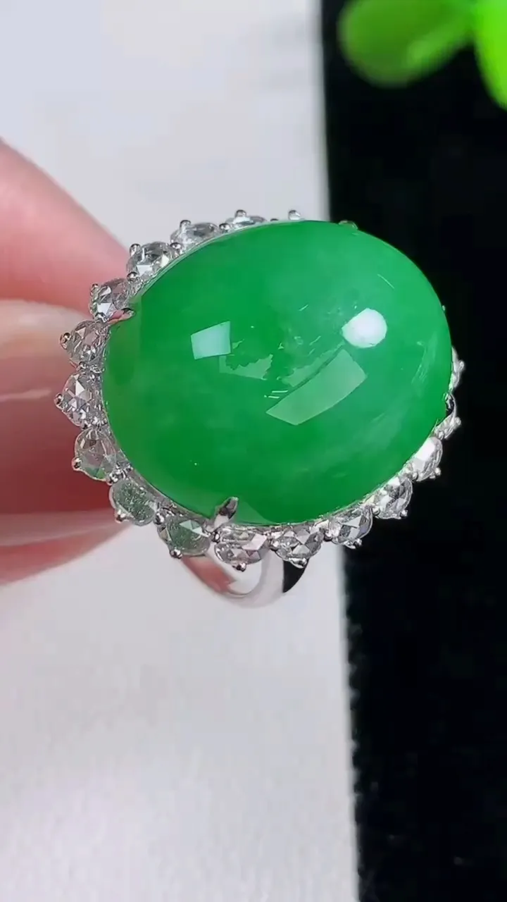 天然A货翡翠蛋面戒指，尺寸18-20.7-16.4-12.6，重量:8.17g2025年12月16日