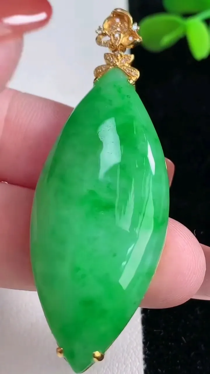 天然A货翡翠随形吊坠，尺寸59.3-48-22-8，重量:14.56g
12月16日