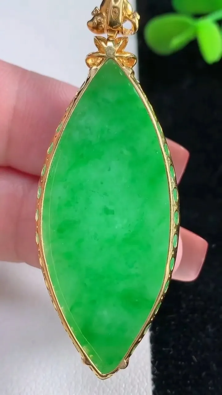 天然A货翡翠随形吊坠，尺寸59.3-48-22-8，重量:14.56g
12月16日