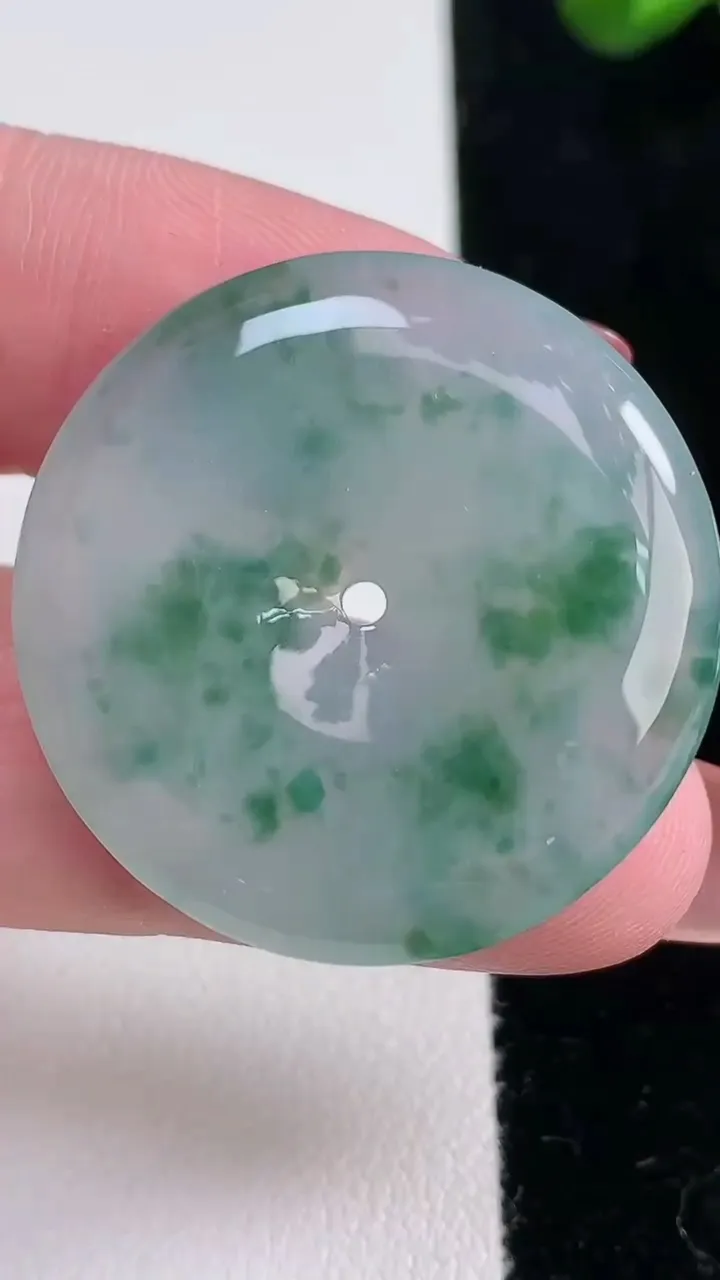 天然A货翡翠冰种飘花平安扣吊坠，尺寸32-4.8，重量:11.65g
12月16日