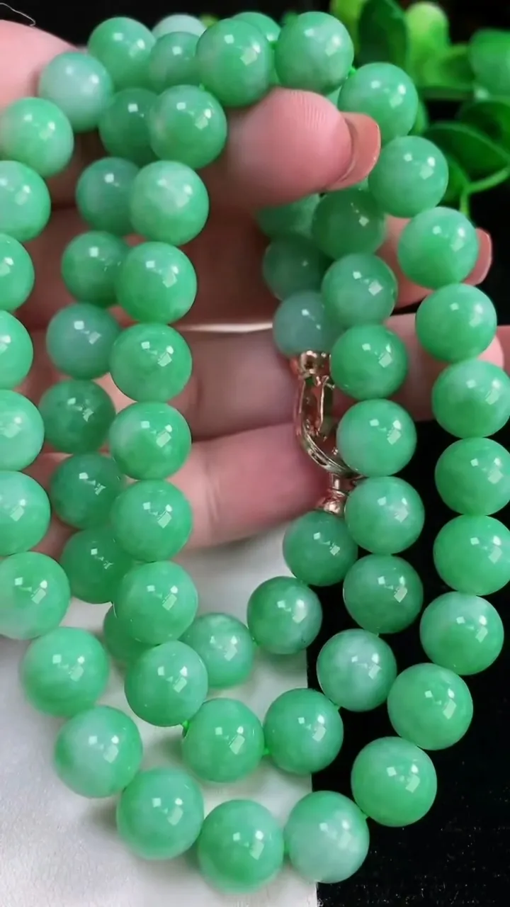 天然A货翡翠圆珠项链，尺寸10-64颗，重量:115.92g12月16日
工厂直销收藏佳品,种好水足，色泽均匀，有种有色，上手高大气！