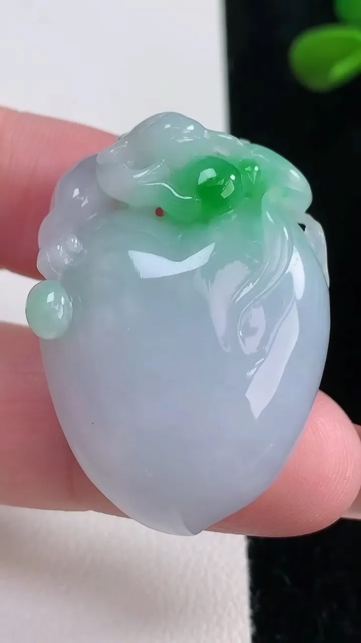 天然A货翡翠寿桃吊坠，尺寸38.4-26.5-12.7，重量:25.11g
12月16日