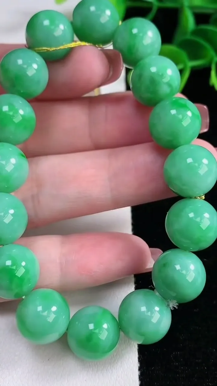 天然A货翡翠圆珠手串，尺寸12.5-16颗，重量:55.02g12月16日
工厂直销收藏佳品,种好水足，色泽均匀，有种有色，上手高大气！