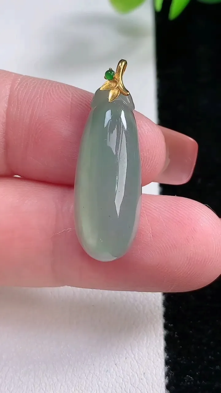 天然A货翡翠福瓜吊坠，尺寸27.3-10.5-5.3，重:2.84g
12月16日