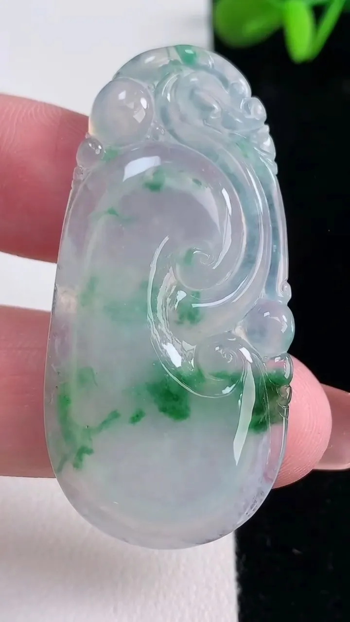 天然A货翡翠如意吊坠，尺寸49.8-24-4.5，重量:10.38g
12月16日