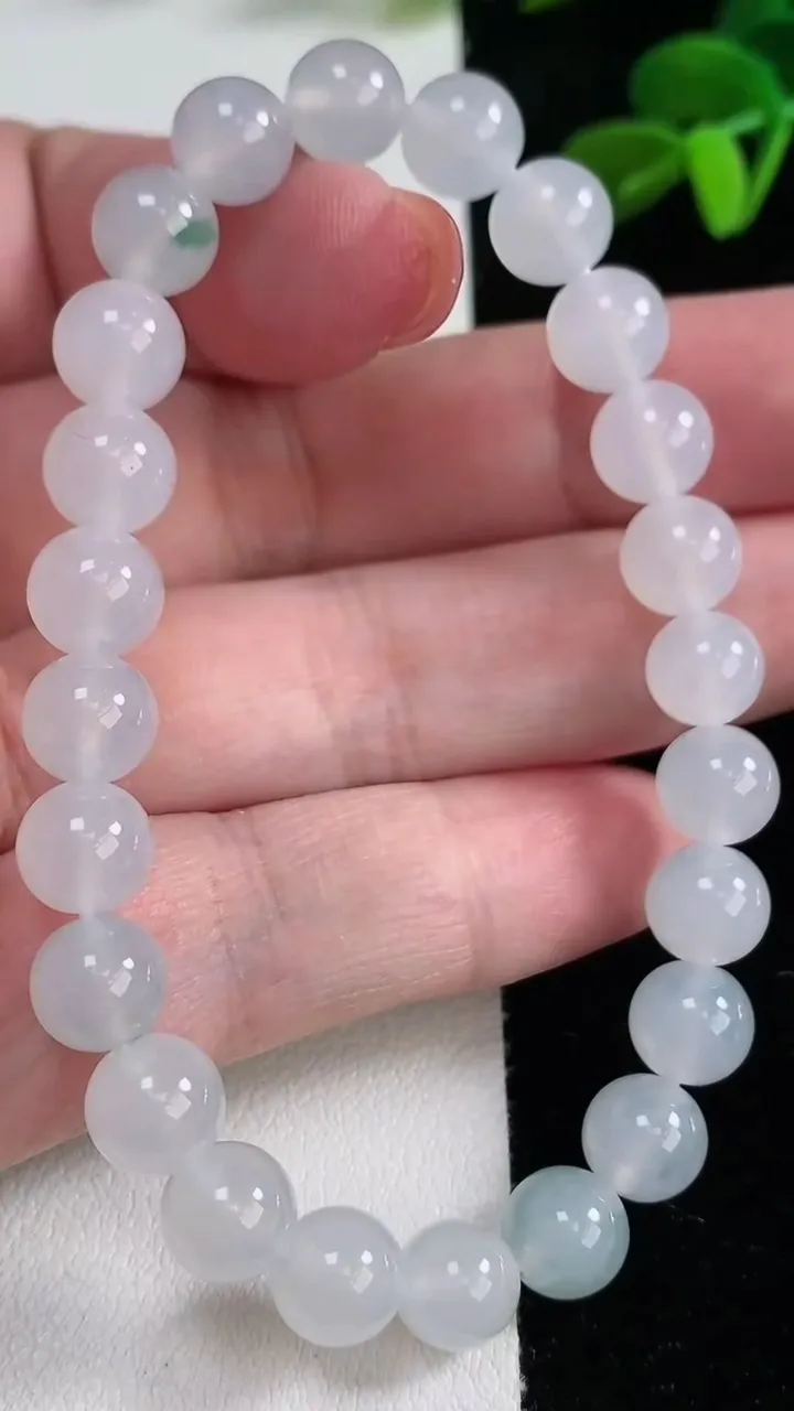 天然A货翡翠种飘花圆珠手串，尺寸8-24颗，重量:21.14g12月16日
工厂直销收藏佳品,种好水足，色泽均匀，有种有色，上手高大气！