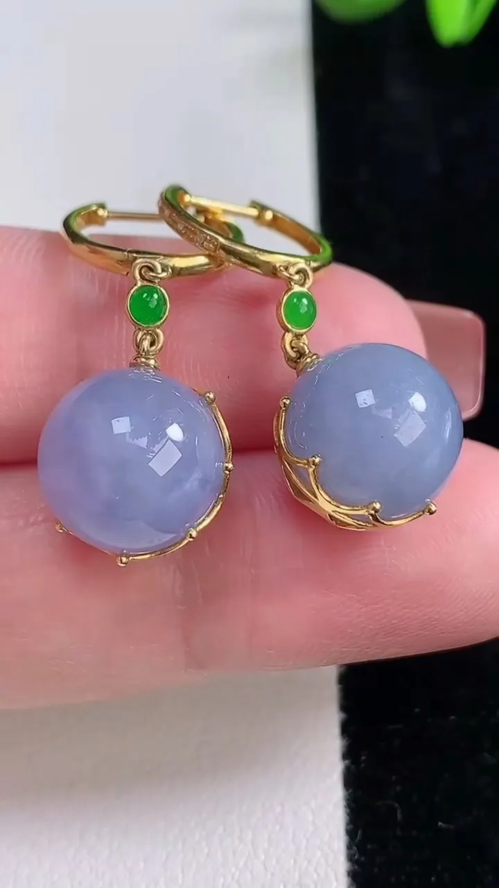 天然A货翡翠18K金紫罗兰圆珠耳坠，尺寸12.3，重量:9.05g12月16日
工厂直销收藏佳品,种好水足，色泽均匀，有种有色，上手高大气！