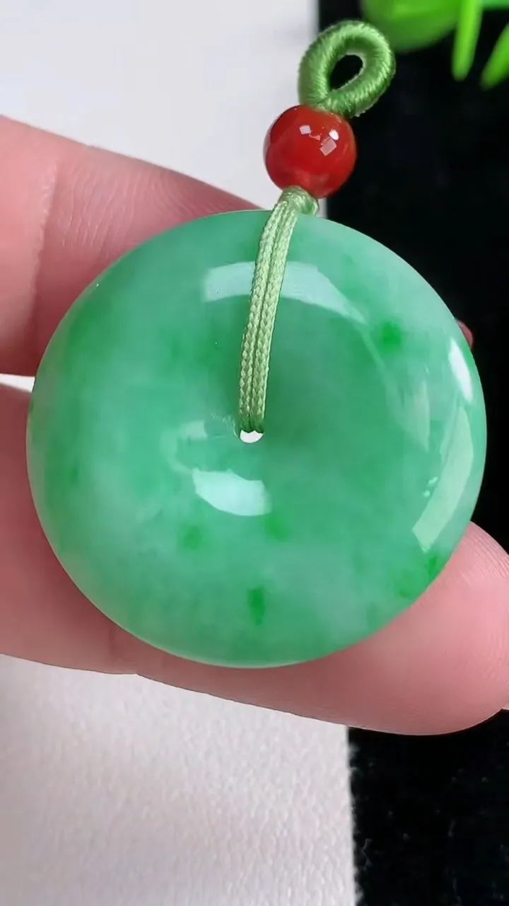 天然A货翡翠平安扣吊坠，尺寸29.8-5.6，重量:10.82g
12月16日