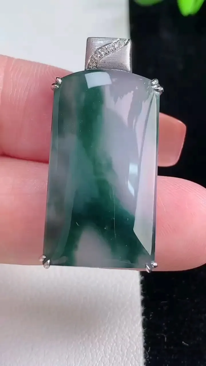 天然A货翡翠种飘花无事牌吊坠，尺寸35.5-29.2-16.8-5.2，重量:7.44g
12月16