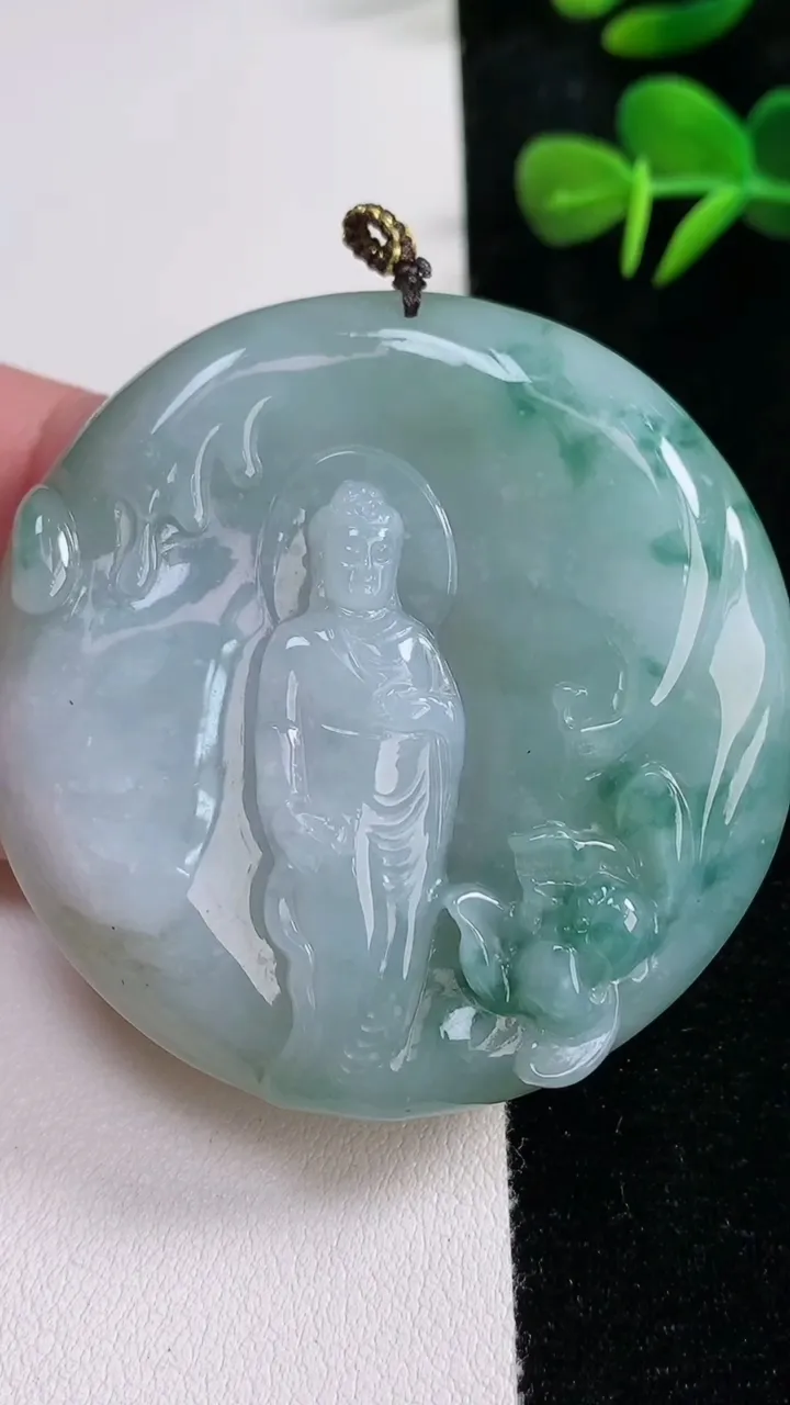天然A货翡翠飘花阿弥陀佛吊坠，尺寸52.8-5.7，重量:52.99g
12月16日