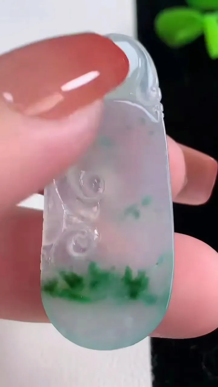 天然A货翡翠冰种飘花如意吊坠，尺寸46.3-19-3.9，重量:6.48g
12月16日