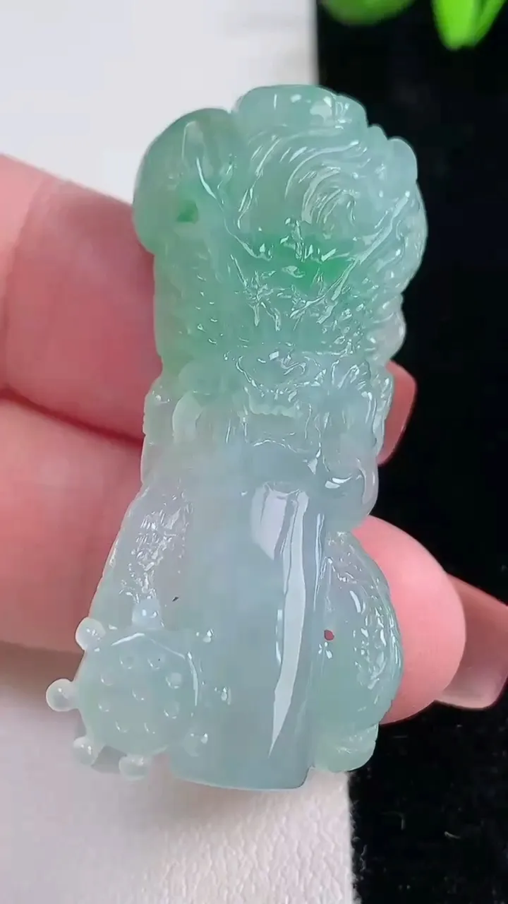 天然A货翡翠降魔杵吊坠，尺寸47-21-10.7，重量:20.86g
12月16日