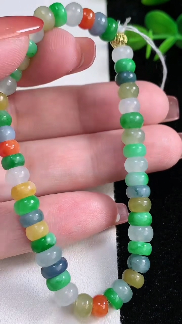 天然A货翡翠四彩算盘珠手串，尺寸6.4-4.3-47颗，重量:15.30g12月16日
工厂直销收藏佳品,种好水足，色泽均匀，有种有色，上手高大气！