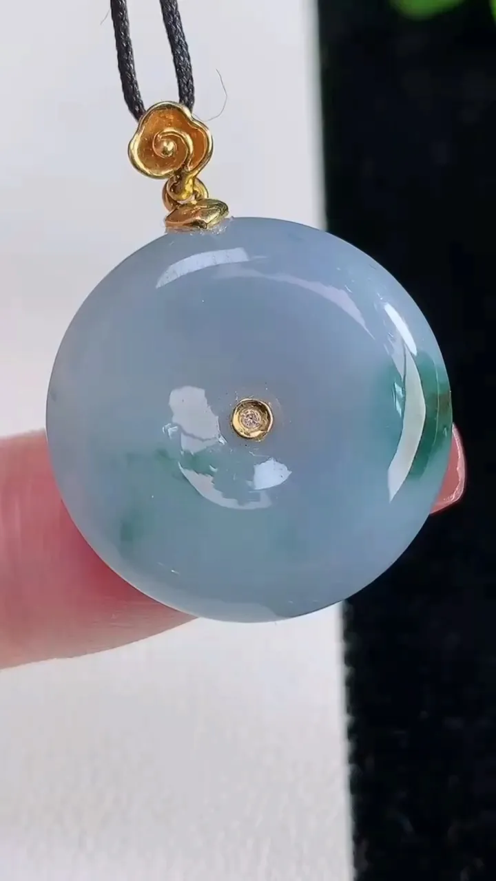 天然A货翡翠18K金紫罗兰平安扣吊坠，尺寸23-5.4，重量:6.69g
12月16日