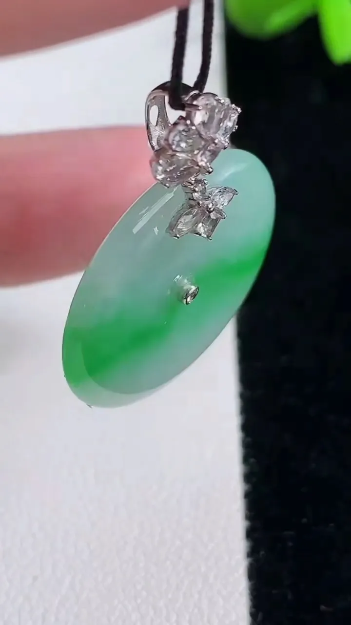 天然A货翡翠平安扣吊坠，尺寸25.1-3.8，重量:6.27g
12月16日