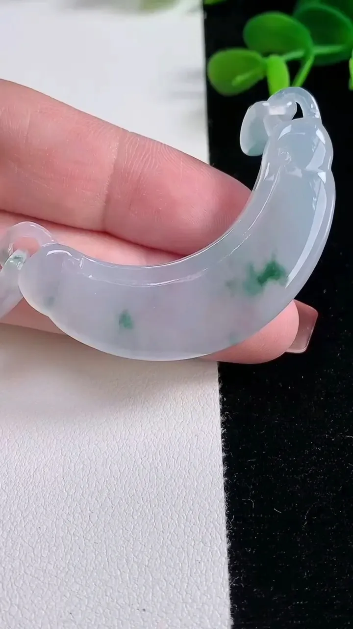 天然A货翡翠冰种飘花如意锁手牌，尺寸53.6-15.3-6.4，重量:18.43g
12月16日