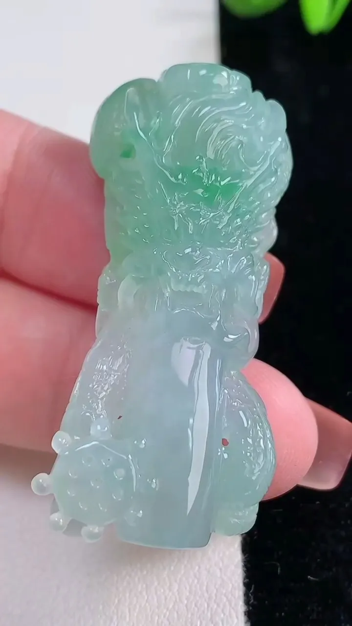 天然A货翡翠降魔杵吊坠，尺寸47-21-10.7，重量:20.86g
12月16日