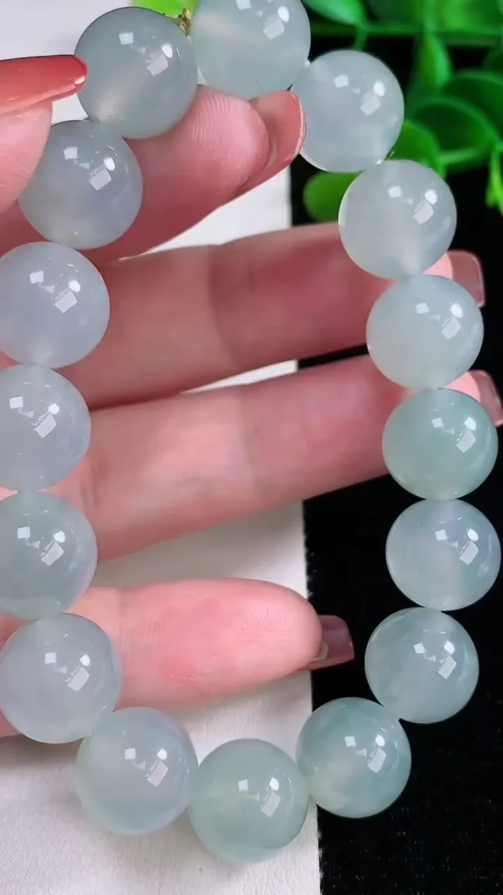天然A货翡翠圆珠手串，尺寸12.5-16颗，重量:54.65g12月16日
工厂直销收藏佳品,种好水足，色泽均匀，有种有色，上手高大气！