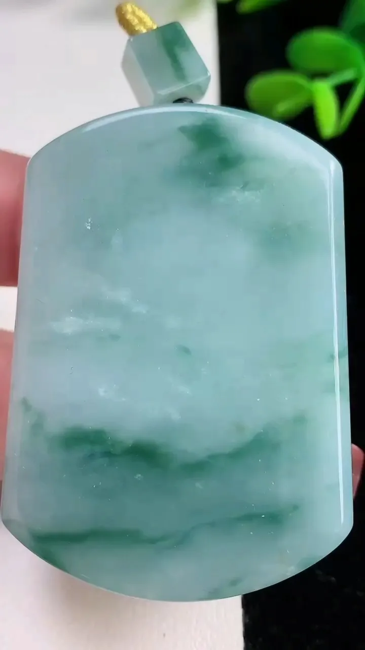 天然A货翡翠飘花无事牌吊坠，尺寸53.2-38-11.5，重量:73.11g
12月16日