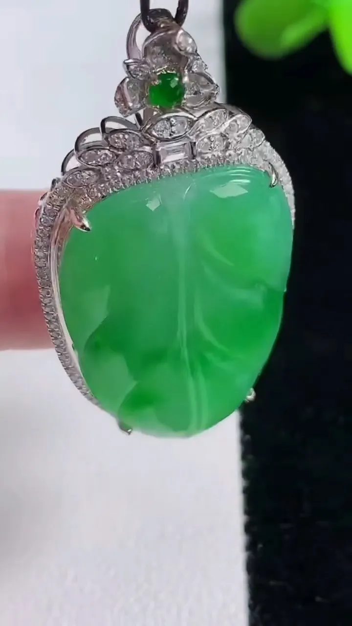 天然A货翡翠金枝玉叶 叶子吊坠，尺寸43.6-23.3-9.7，裸石30.4-20.5重量:9.79g
12月16日