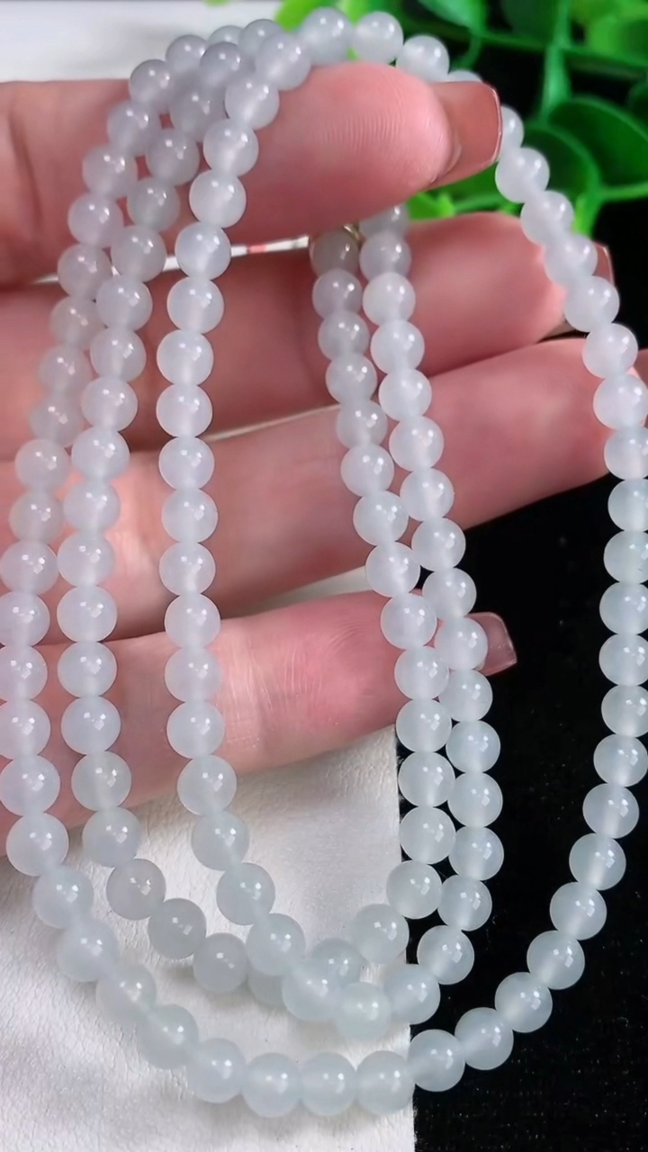 天然A货翡翠圆珠项链，尺寸5-130颗，重量:30.00g
12月16日