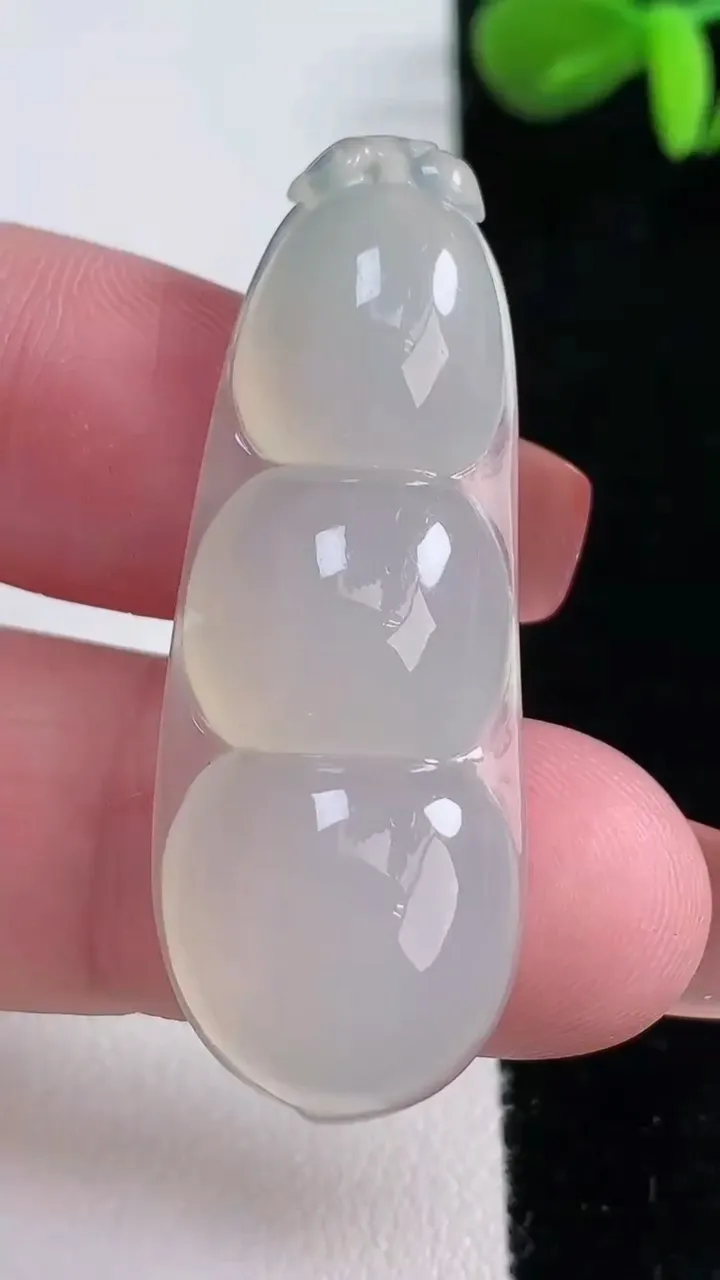 天然A货翡翠福豆吊坠，尺寸43-16.4-6.8，重量:8.03g
12月16日