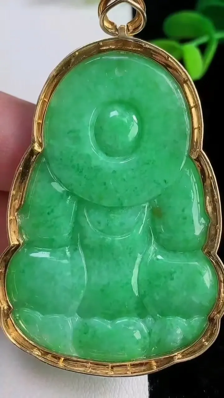 天然A货翡翠观音菩萨吊坠，尺寸69.7-41.5-7.3，裸石57.5-38.8重量:33.65g
12月16日